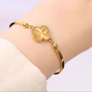 Elegant Gold Clover Bracelet